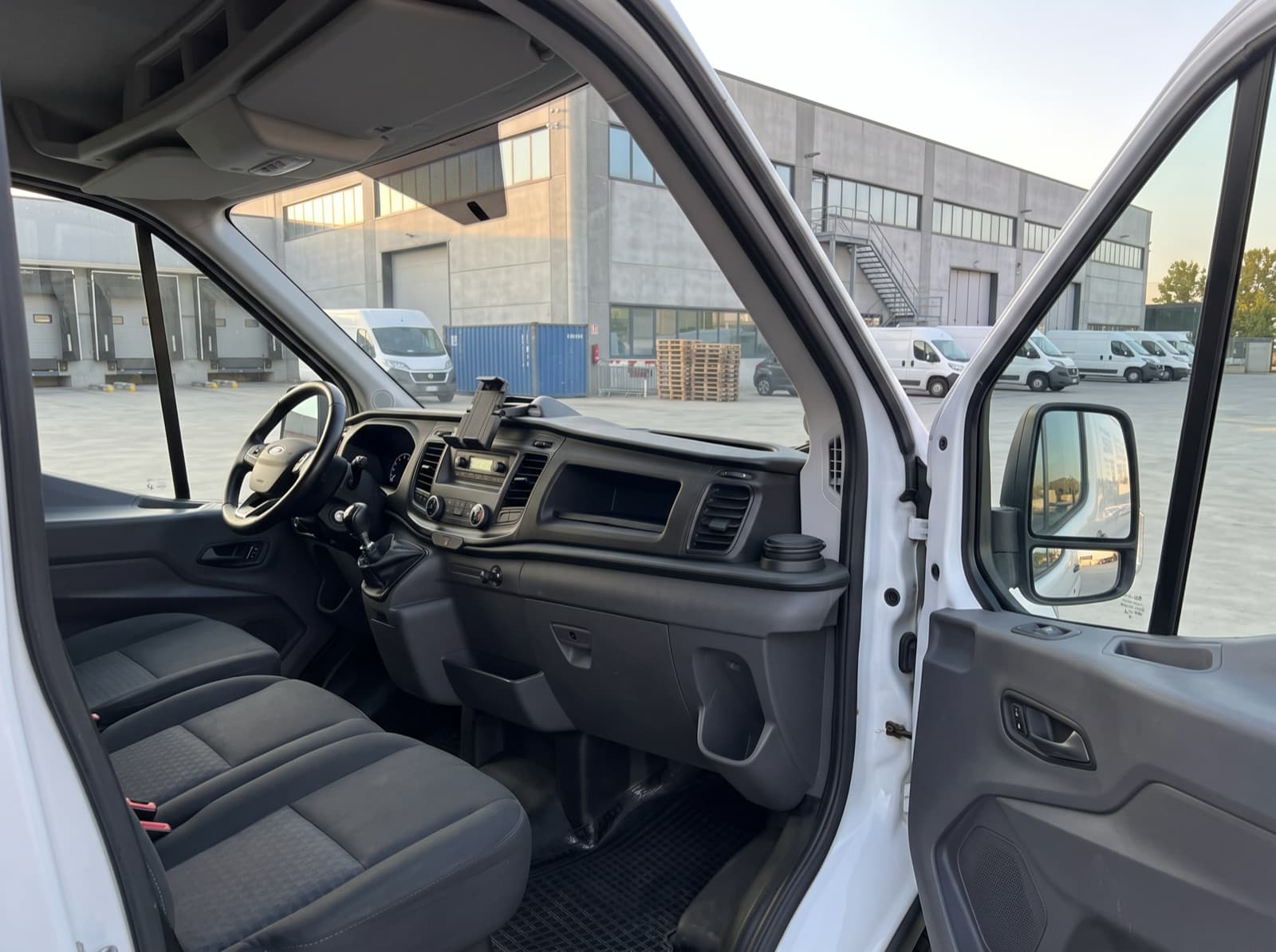 Cabina del Ford Transit con sedili, cruscotto e volante