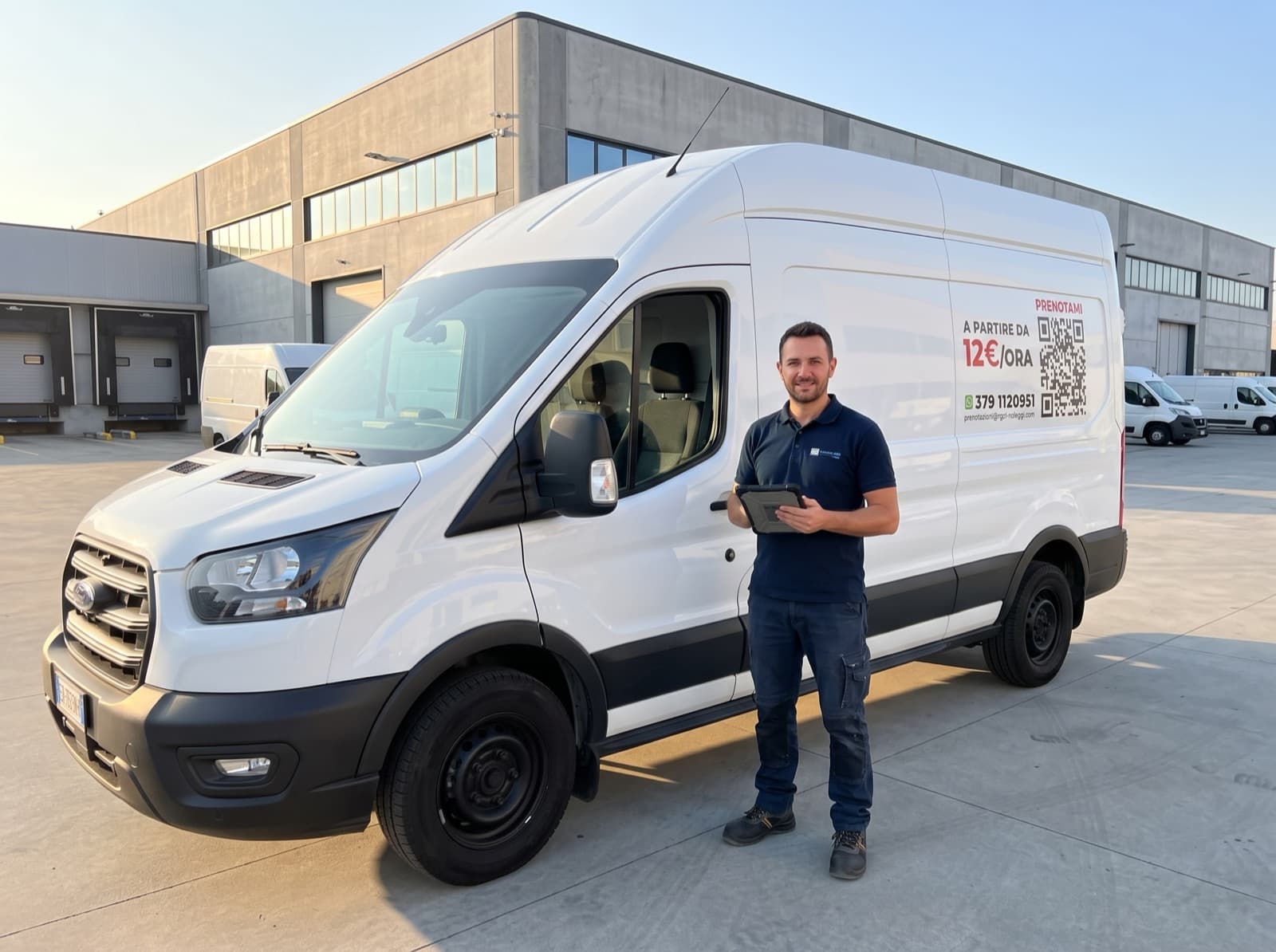 Un operatore RG SRL accanto al Ford Transit con un tablet in mano